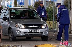 2014年2月6日，索契，2014索契冬奥会前瞻，倒计时1天，安保人员在奥林匹克公园入口检查过往车辆。图片作者:CFP/CFP