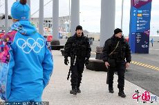2014年2月5日，索契，2014索契冬奥会前瞻，安保人员在奥林匹克公园巡逻。图片作者:eyevine/CFP