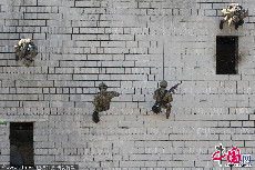 2010年5月21日，俄罗斯特种部队（Spetsnaz，俄文 спецназ）士兵参加模拟应急演练。该部队的精英战士是保卫2014年索契冬奥会的主力军。图片作者:ChinaFotoPress/CFP 