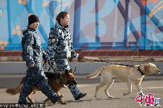 2014年2月6日，索契，2014索契冬奧會前瞻，倒計時1天，安保人員在奧林匹克公園巡邏。圖片作者:HANNIBAL HANSCHKE/CFP