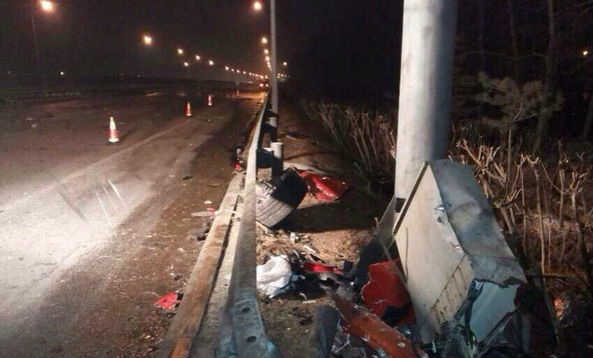 北京一法拉利高速出事故 瞬间成碎片