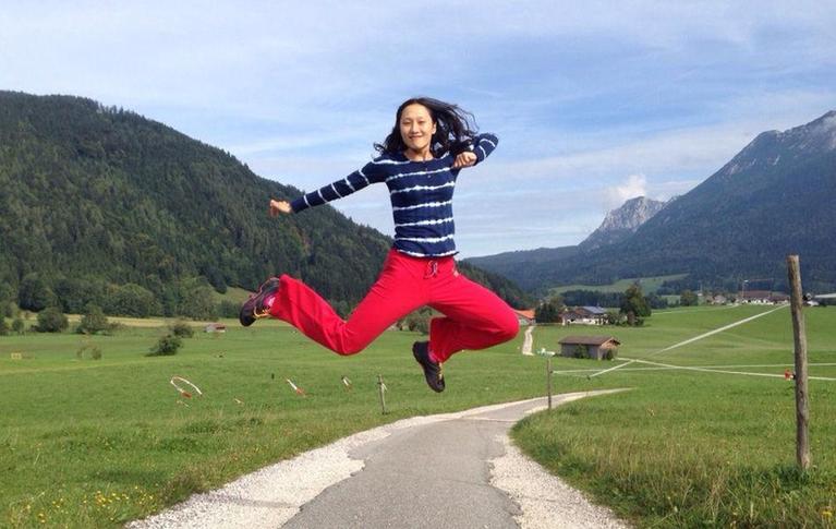 张虹速滑夺中国冬奥速滑历史首金 微博大秀腹