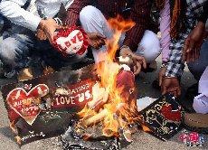 当地时间2014年2月13日，印度博帕尔，当地印度教右翼成员举行集会并燃烧海报，谴责即将到来的情人节。据悉，该组织认为情人节的引入是对印度教生活方式的侵害。