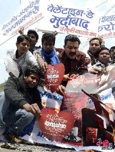 当地时间2014年2月13日，印度博帕尔，当地印度教右翼成员举行集会并燃烧海报，谴责即将到来的情人节。据悉，该组织认为情人节的引入是对印度教生活方式的侵害。