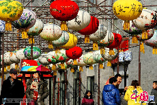 為迎接中國的傳統節日農曆元宵節，2月12日，北京前門台灣街挂起了各色各樣俏麗的大燈籠，燈籠圖案栩栩如生，絢麗多彩，別具一格，吸引了眾多市民和遊客觀賞，為元宵佳節增添了喜慶。