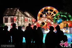 2月12日是农历正月十三，即传统的“上灯日”，2014苏州古胥门元宵灯会在苏州古城河畔古胥门开幕。13组颇具江南水乡特色的大型组合彩灯及3000余盏特色花灯亮相灯会，吸引了众多市民和游客前来观灯赏景，共迎元宵佳节。此届灯会以“中国梦、姑苏情”为主题，将持续至2月16日。