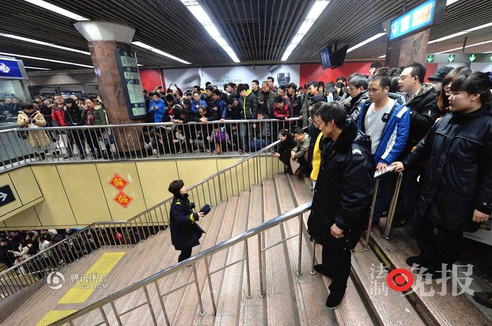 北京地铁男子跳轨图片