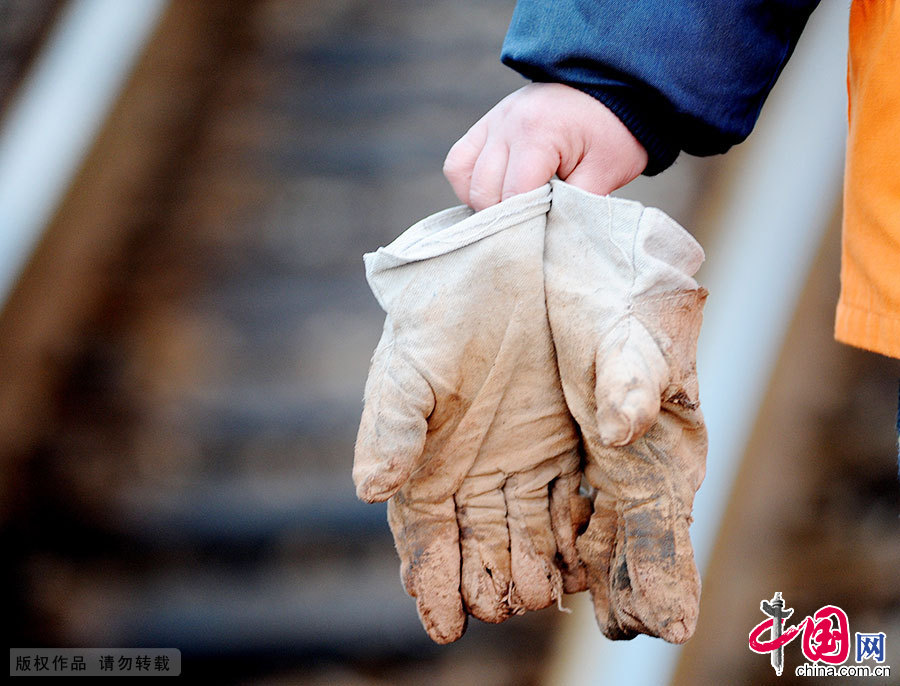 用爛了多少雙手套，洪玫自己也記不清了。中國網圖片庫 卓忠偉/攝 