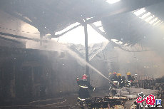 2014年2月14日12：36，绍兴柯桥漓渚镇中庄村一印染厂，生产时因导热油管爆裂引发火灾，消防官兵第一时间赶到现场，经过2个多小时后火被扑灭。