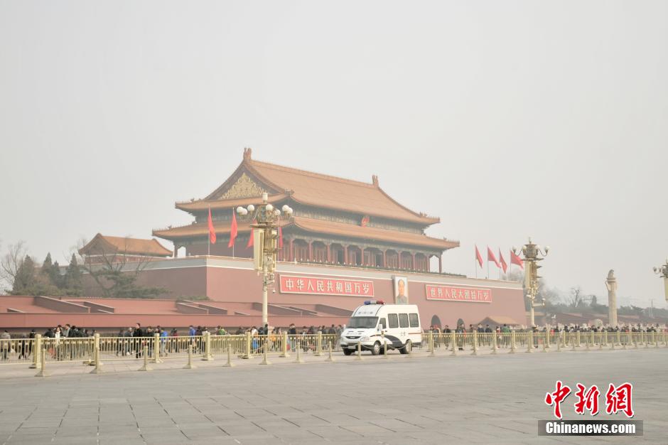 北京遭雾霾空气质量严重污染 PM2.5数值超400