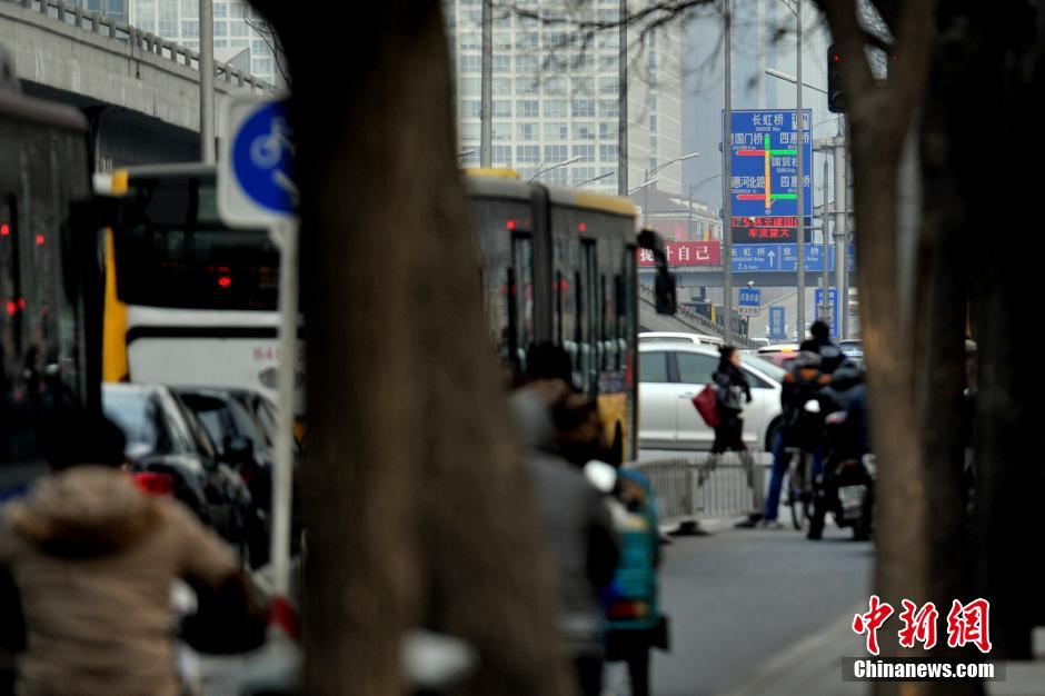 北京开学首日交通告别'节日状态' 早晚高峰回归