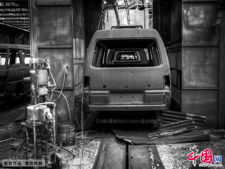 车间里斑驳破败的汽车让人无法与当年的辉煌联系起来。中国网图片库 晨珠/摄 