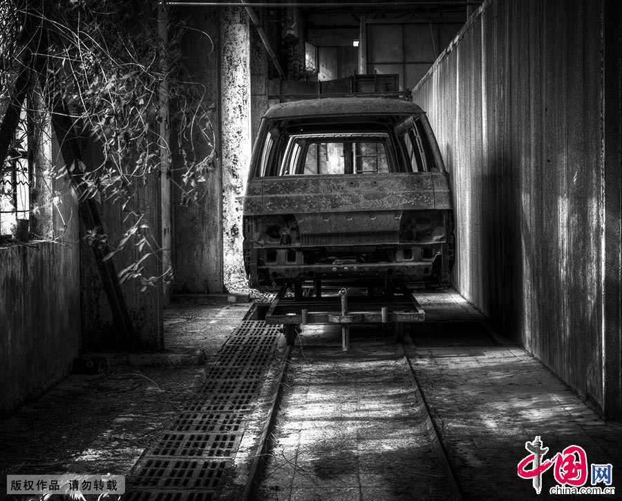 厂房里，来不及下线的汽车永远定格在斑驳的车间里。中国网图片库 晨珠/摄 