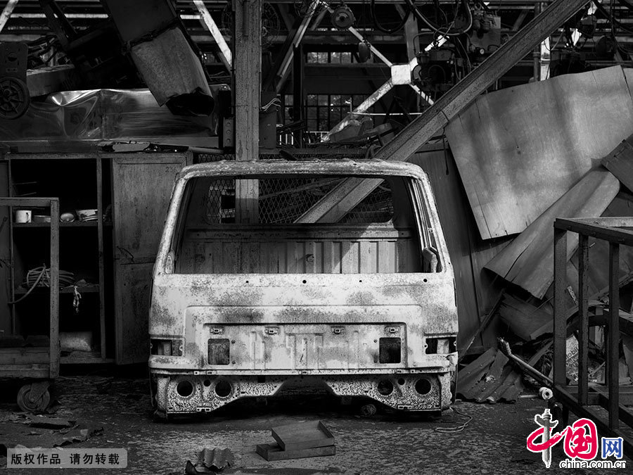 锈迹斑斑的工厂废墟在无言中述说着前世的辉煌，于沉默中展示痛心的过往。 中国网图片库 晨珠/摄 