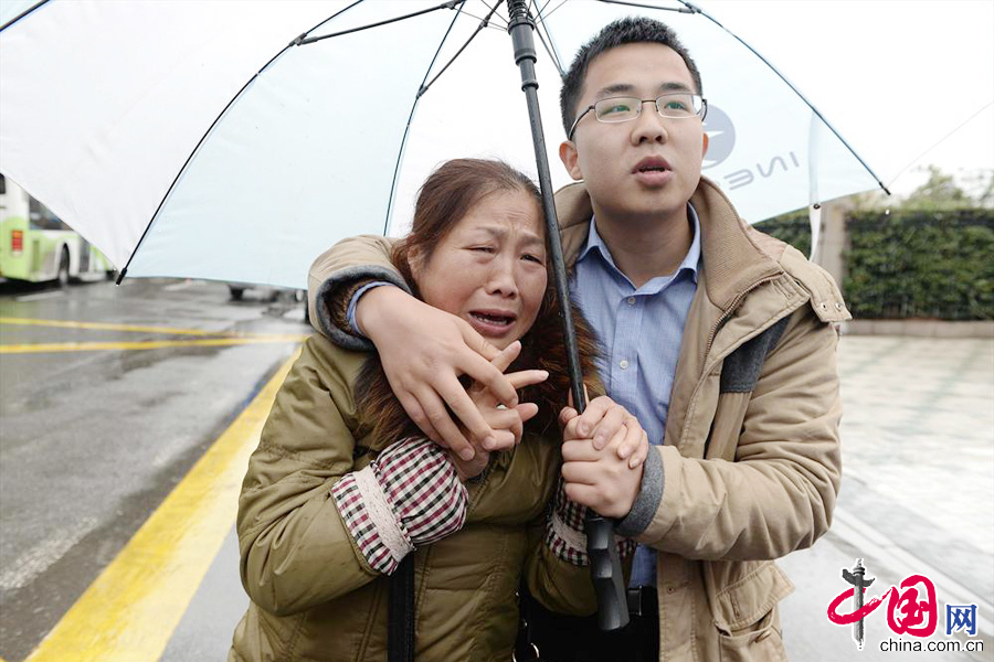 图为2月18日，受害人黄洋的母亲从法院走出。