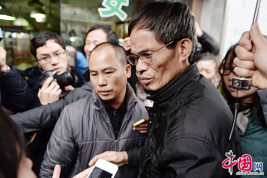 图为2月18日，被告人林森浩父亲被媒体记者围堵。