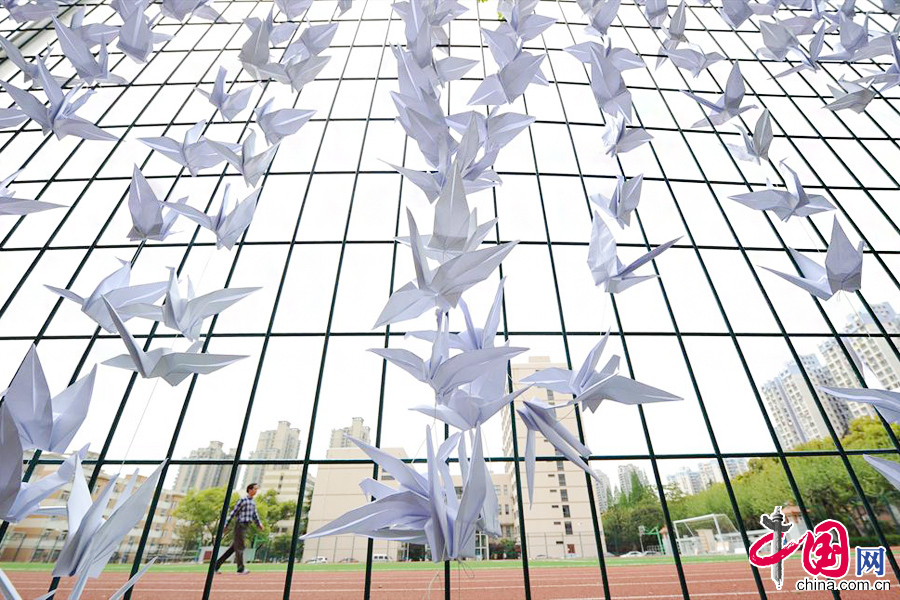 图为2013年4月19日，复旦大学医学院，师生在操场上挂起的千纸鹤祭奠受害人黄洋。