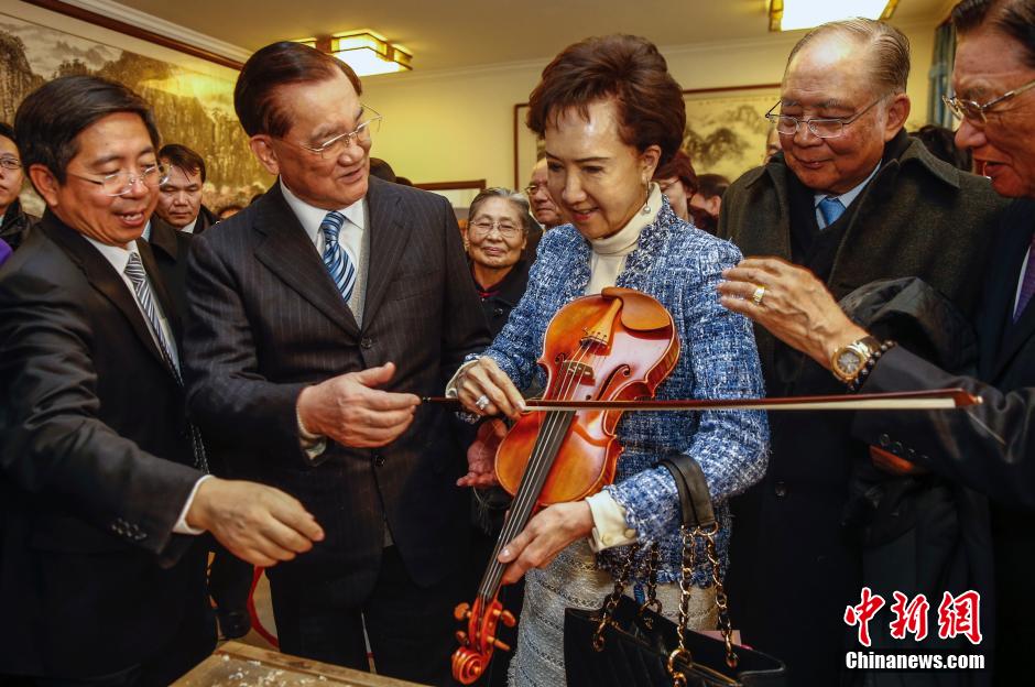 连战夫妇在北京乡村“试拉”小提琴