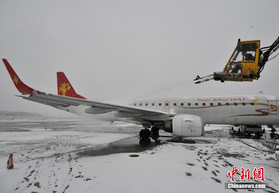 大雪致贵阳机场关闭逾4小时 近百架次航班延误