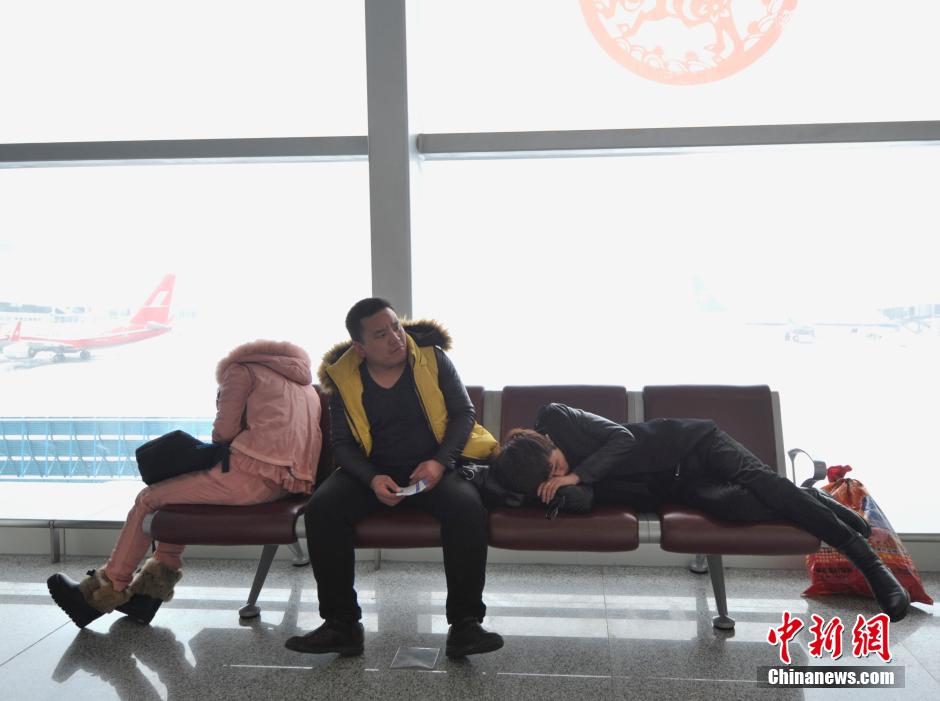 大雪致贵阳机场关闭逾4小时 近百架次航班延误