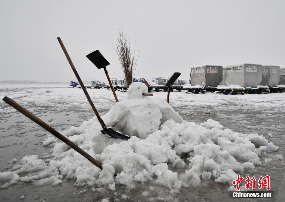 大雪致贵阳机场关闭逾4小时 近百架次航班延误