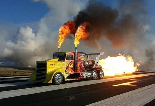 社会新闻 据每日邮报报道,世界最快的飞机引擎动力卡车名为"冲击波"