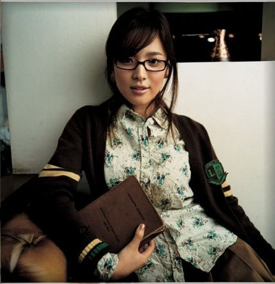 知性美和SM女王一线之隔 <em>眼镜妹</em>化妆术大公开