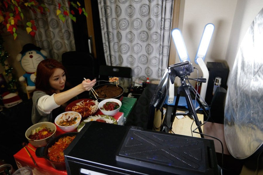 <em>美女</em>视频<em>直播</em>吃饭月入9千美元(组图)_生活<em>频道</em>