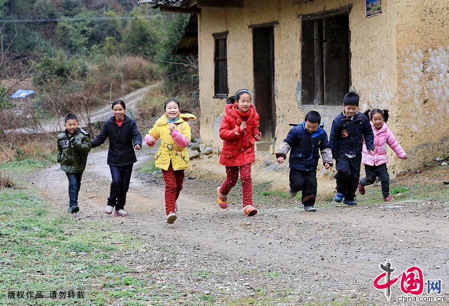 課間，六名孩子與曾老師一起在教室外鍛鍊身體。中國網圖片庫 譚凱興/攝 