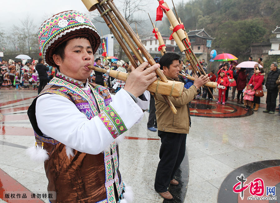 两村的芦笙队汇集到一起吹芦笙，和谐邻里，祈盼新年风调雨顺、五谷丰登。中国网图片库 廖子渊/摄