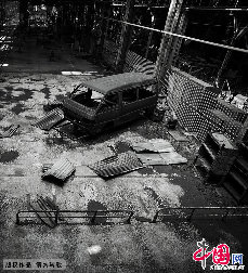 雄心勃勃的该厂曾想打造继长汽、上汽之后的中国第三大汽车企业，然而，坍塌似乎在一夜之间。