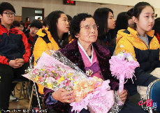   当地时间2014年2月19日，韩国报恩郡，东光小学毕业典礼上，74岁的老人Lim Ok-jin获得了毕业证书。 图片作者:ChinaFotoPress/CFP