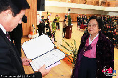   当地时间2014年2月19日，韩国报恩郡，东光小学毕业典礼上，74岁的老人Lim Ok-jin获得了毕业证书。 图片作者:ChinaFotoPress/CFP