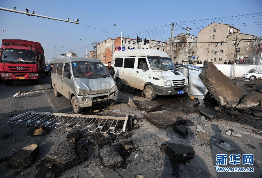 #（社会）（4）武汉一道路地下疑似发生沼气爆炸