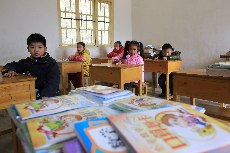  2月17日，是廣西柳州市融安“微小學”六局村山鎖小學春季學期開學的第一天，學校唯一的老師曾春梅帶領到校的6名學生上了開學第一課。