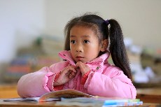 一名小學生專心地聽課。