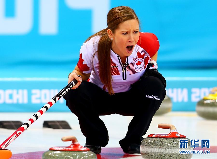 2月20日，加拿大队队员劳斯在比赛中指挥队友。 当日，在索契冬奥会女子冰球决赛中，加拿大队对阵瑞典队。