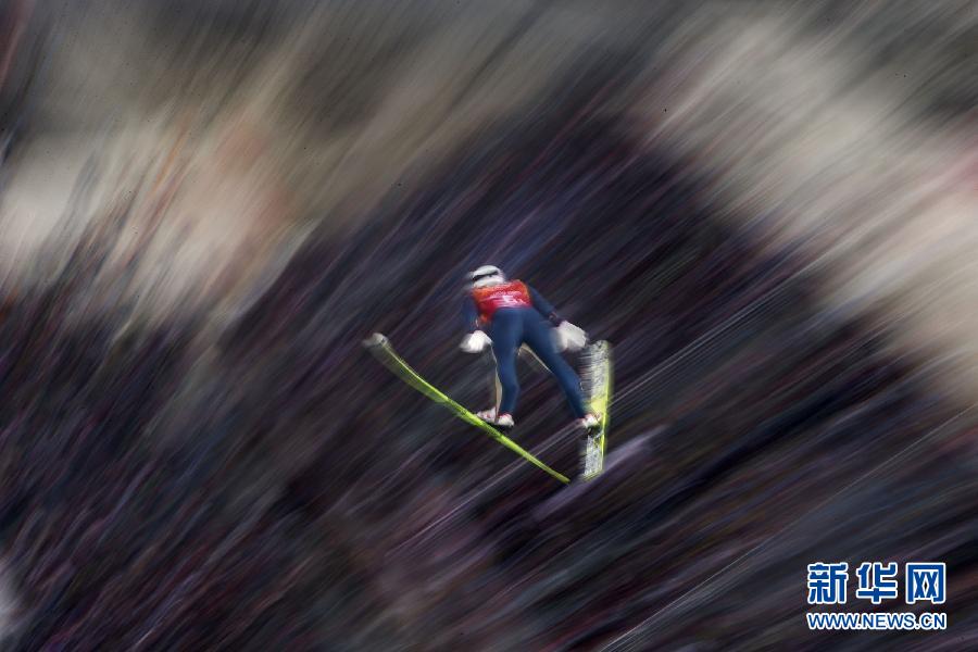 2月20日，日本隊隊員永井秀昭在比賽中。當日，2014索契冬奧會北歐兩項男子團體大跳臺+4×5公里接力越野滑雪比賽繼續舉行。