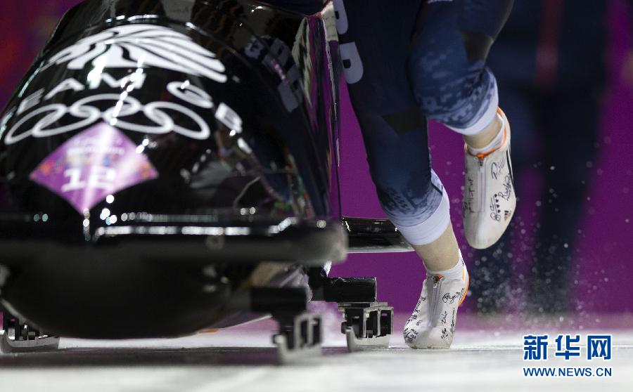 2月19日，英国选手在比赛中出发。当日，索契冬奥会女子雪车决赛举行。 