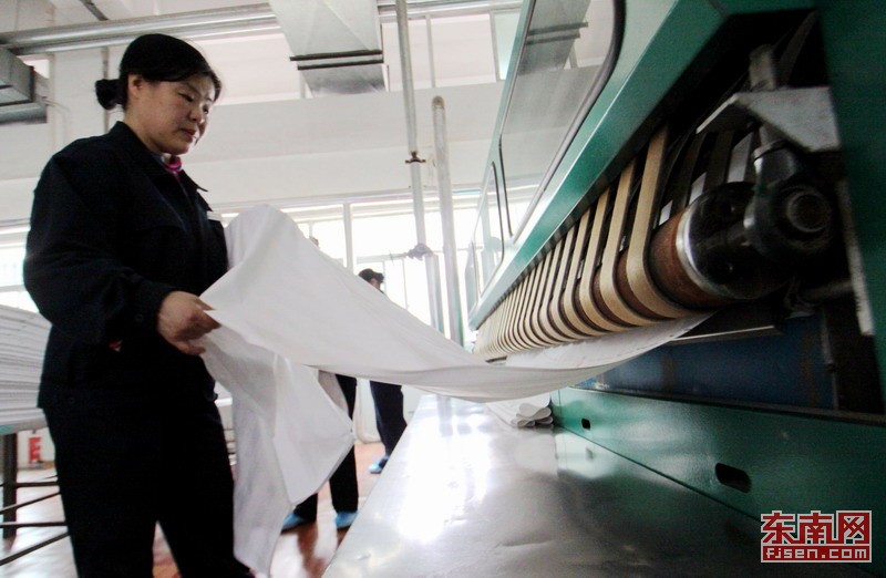 探访福州客运段洗涤车间:春运日洗5.5万件卧具