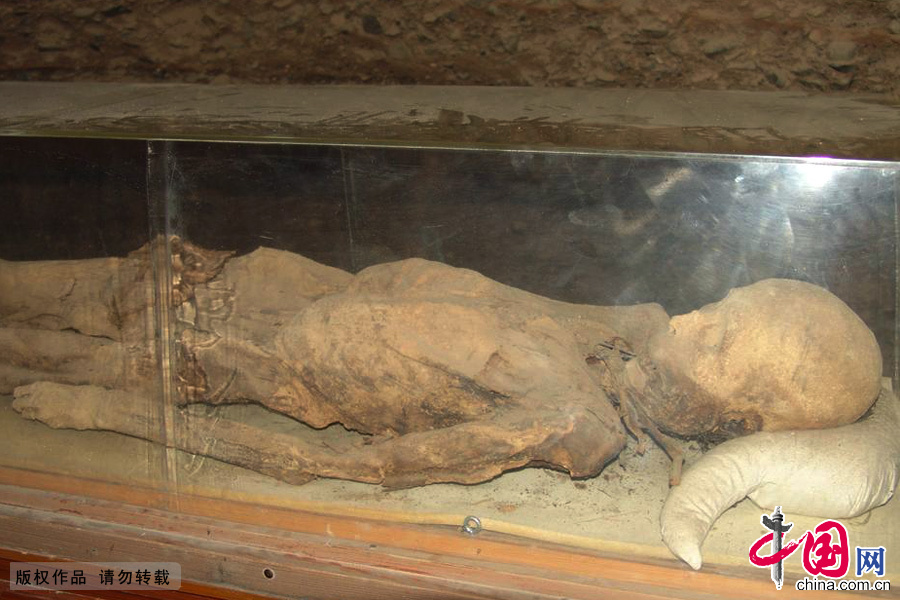 新疆吐鲁番阿斯塔纳古墓室的干尸。中国网图片库 孙继虎/摄