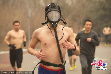 2014年2月23日，北京，2014北京”光猪跑“活动举行。据北京环保中心空气质量报告，23日当天的空气质量指数高达300。这样的重度到严重污染的天气状况已经持续了四天。