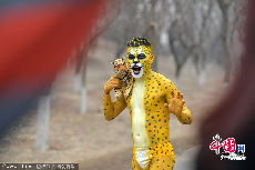 “光猪跑”比赛由网友自发组织，在北京奥林匹克森林公园举行，几十名跑步爱好者汇聚奥林匹克森林公园，展开一场别开生面的“裸奔”活动。参赛者须穿着内衣裤裸跑3.5公里以完成比赛，组织者希望以此方式提倡人们亲近自然、健康生活。
