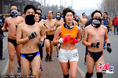 2014年2月23日上午，跑步爱好者们参加在北京奥林匹克森林公园举行的“光猪跑”活动。