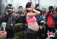 2014年2月23日上午，北京奧林匹克公園舉行了“光豬跑”活動。一名準媽媽參與到“光豬跑”的行動中，立即被人群包圍。