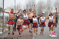 2014年2月23日上午，跑步爱好者们参加在北京奥林匹克森林公园举行的“光猪跑”活动。
