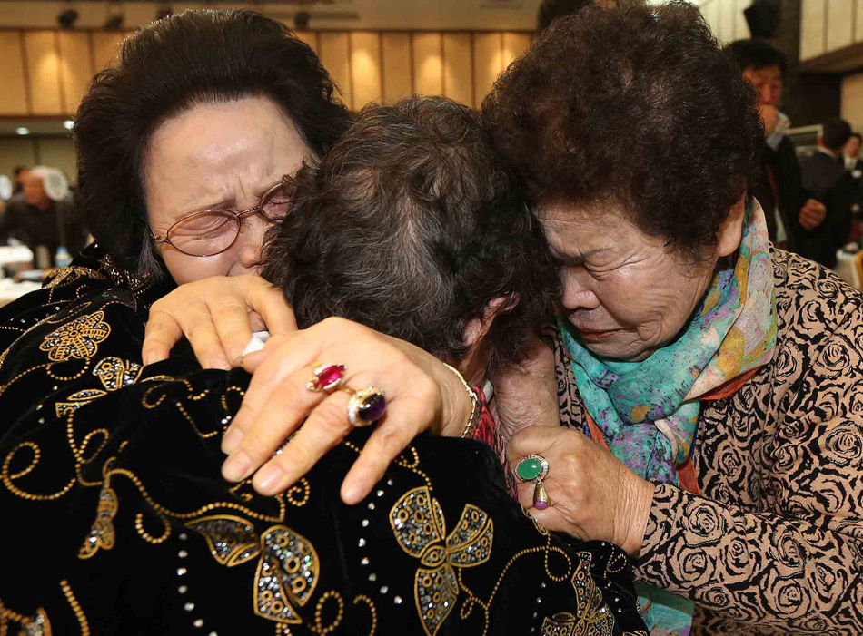 朝韩第二轮离散家属会面23日举行。这是朝韩继2010年10月30日至11月5日举行第18次离散家属会面活动之后，时隔数年再次举行离散家属会面。78岁的朝鲜居民Kim Tae Un和她在韩国的姐妹Kim Sa-bun、Kim Young-sun抱在一起哭泣。