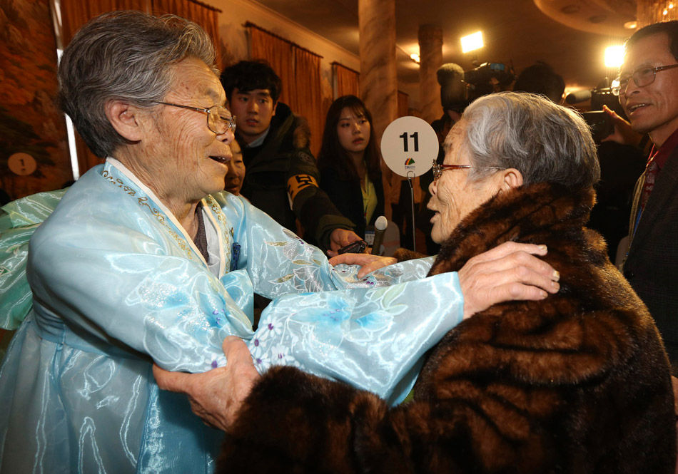 80歲的朝鮮女子Kim Seok-ryeo和她生活在南韓的96歲的姐姐Kim Sung-yun。