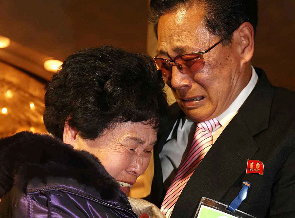 72歲的朝鮮女子Lee Yun-geun和他生活在南韓的親屬。