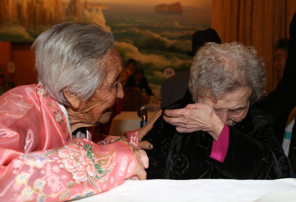 87歲的南韓女子Lee Young-sil和她生活在朝鮮的84歲的妹妹Lee Jung-sil。